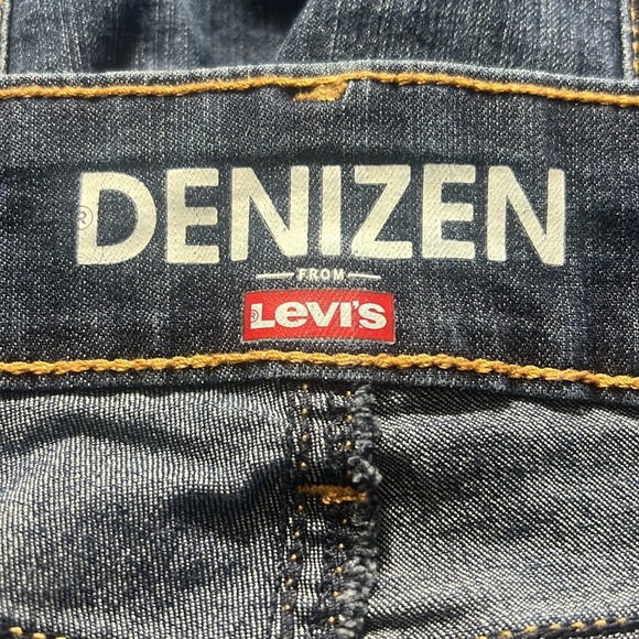 Women’s Levi’s DENIZEN jean shorts - Picture 3 of 4
